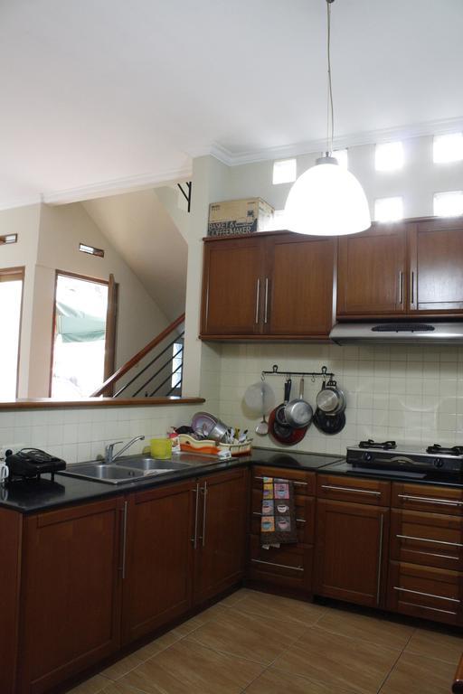 The Attic Bed & Breakfast Бандунг Экстерьер фото